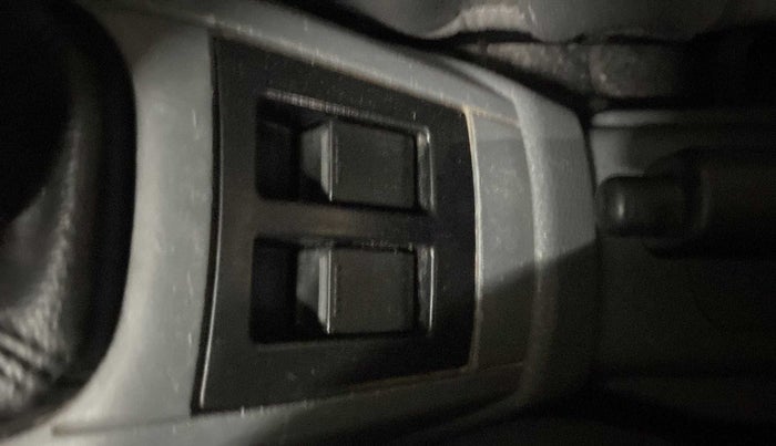 2012 Maruti Alto 800 LXI, Petrol, Manual, 58,638 km, Left front window switch / handle - Window glass alignment not proper