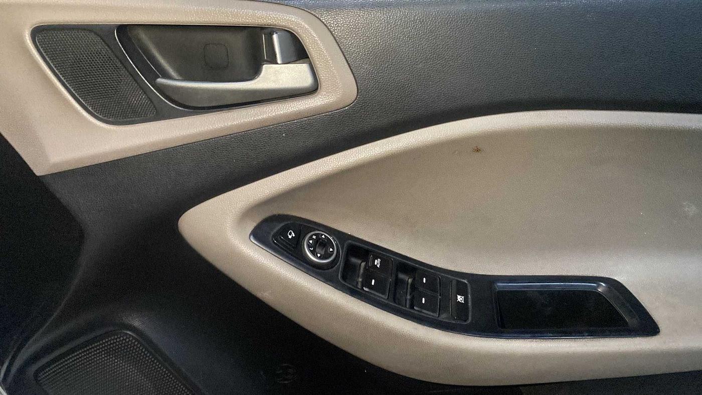 2016 Hyundai Elite i20 ASTA 1.4 CRDI (O), Diesel, Manual, 1,10,303 km, Driver Side Door Panels Control