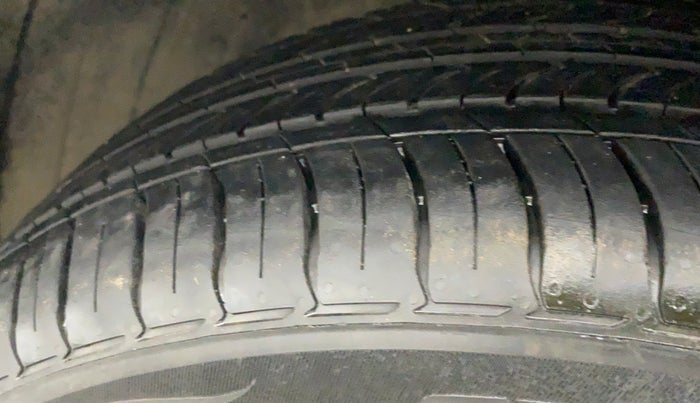 2021 Hyundai NEW I20 ASTA 1.2 AT, Petrol, Automatic, 7,447 km, Left Front Tyre Tread