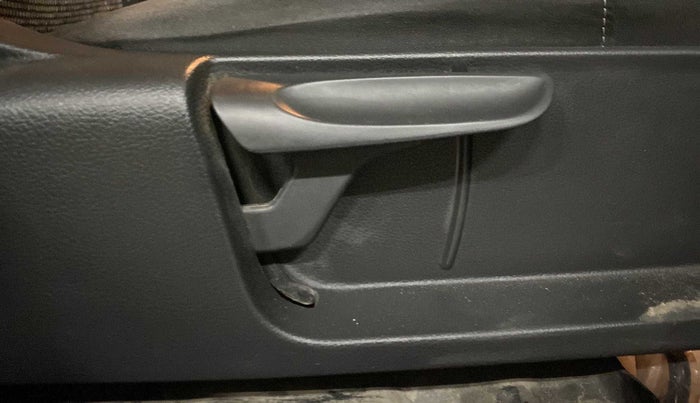 2015 Volkswagen Polo COMFORTLINE 1.2L, Petrol, Manual, 39,160 km, Driver Side Adjustment Panel