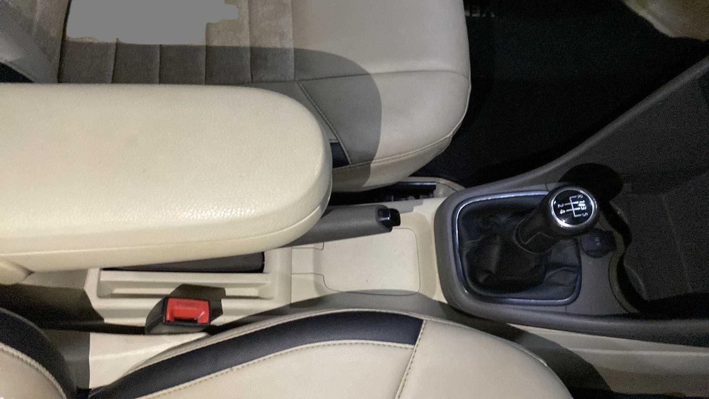 2011 Volkswagen Vento TRENDLINE 1.6, Petrol, Manual, 60,501 km, Gear Lever