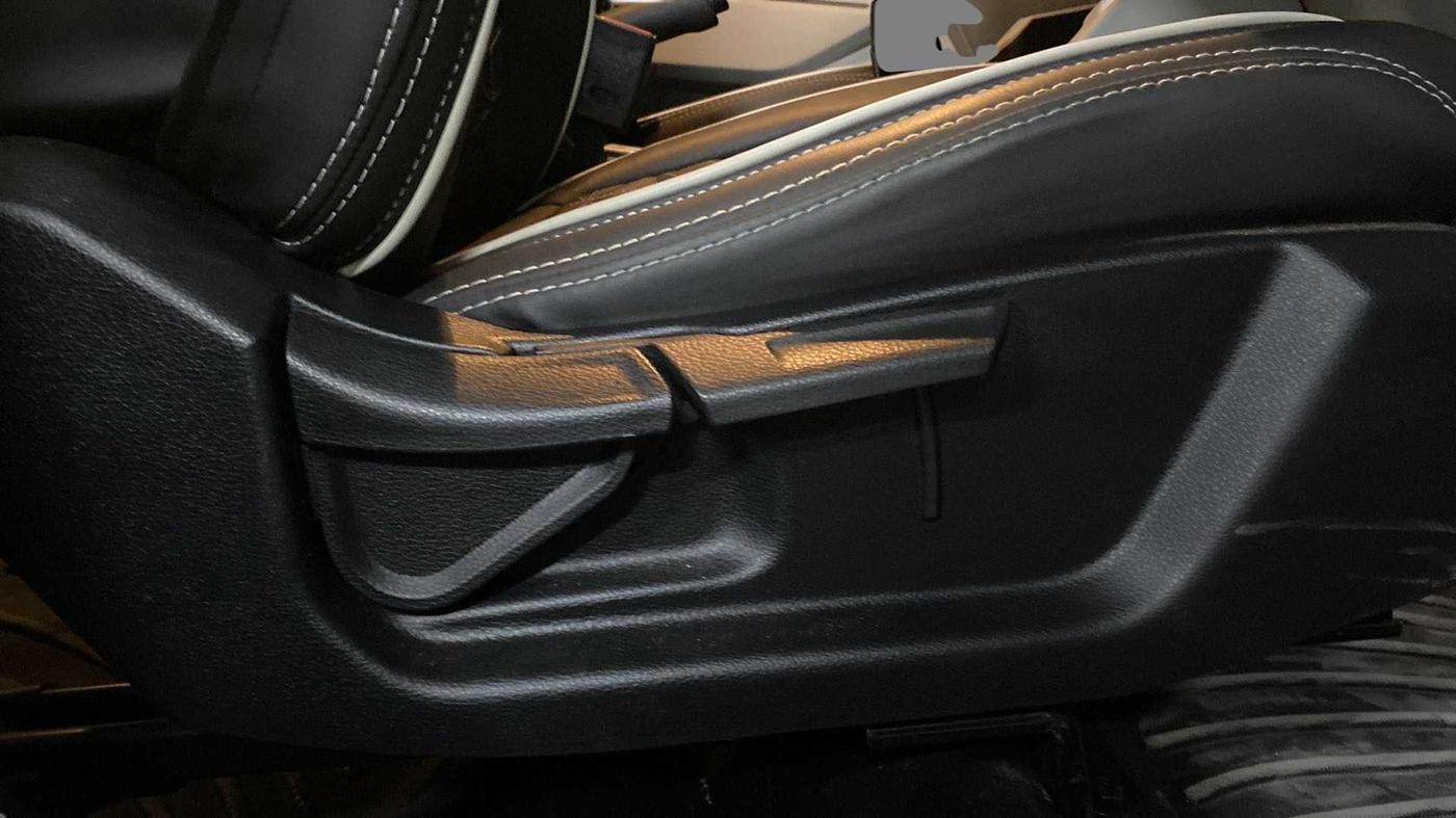 2022 KIA CARENS PRESTIGE 1.4 PETROL 7 STR, Petrol, Manual, 13,034 km, Driver Side Adjustment Panel