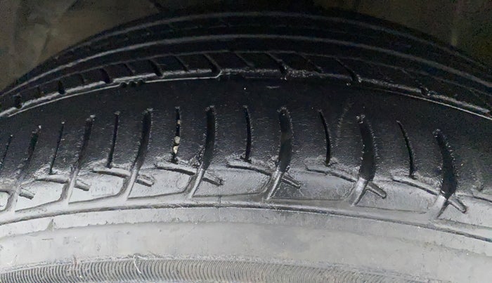 2016 Maruti Baleno ALPHA DIESEL 1.3, Diesel, Manual, 77,996 km, Left Front Tyre Tread