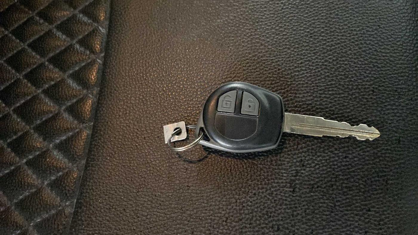 2016 Maruti Swift VXI, Petrol, Manual, 25,489 km, Key Close Up