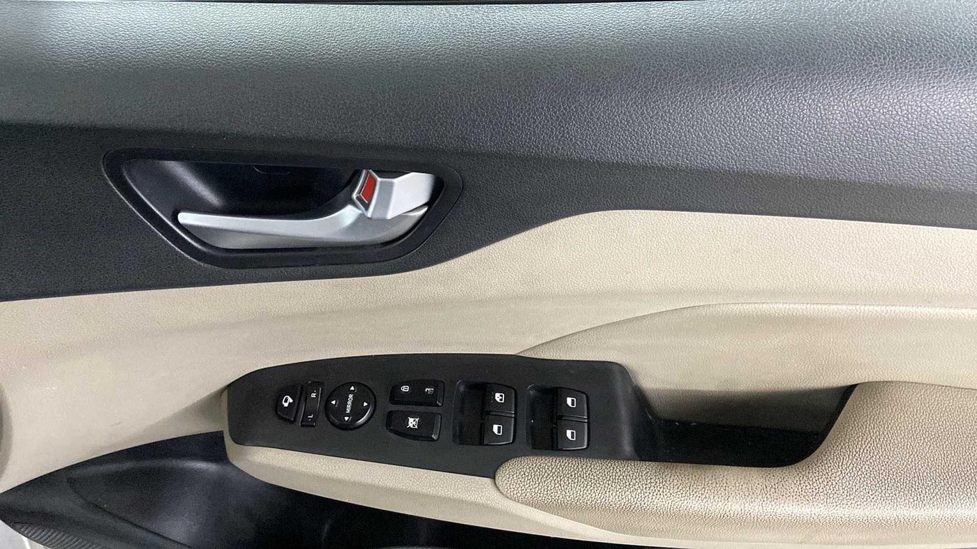 2017 Hyundai Verna 1.6 VTVT SX (O) AT, Petrol, Automatic, 54,662 km, Driver Side Door Panels Control