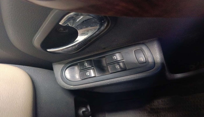 2015 Renault Duster 110 PS RXZ DIESEL (OPT), Diesel, Manual, 86,173 km, Right front window switch / handle - Master window function not working