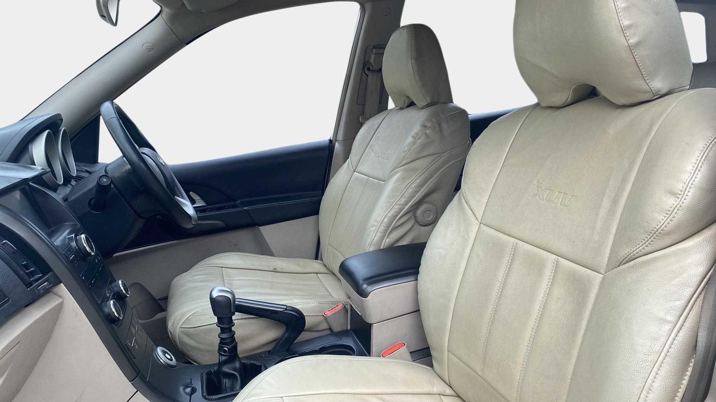 2017 Mahindra XUV500 W10, Diesel, Manual, 28,798 km, Right Side Front Door Cabin