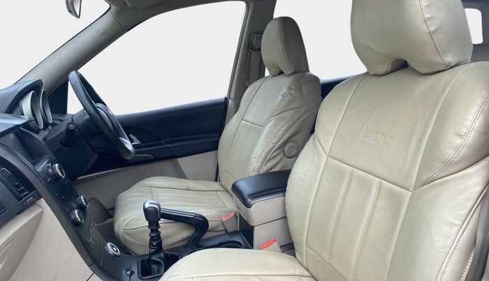 2017 Mahindra XUV500 W10, Diesel, Manual, 28,798 km, Right Side Front Door Cabin