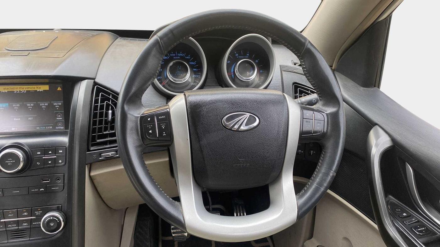 2017 Mahindra XUV500 W10, Diesel, Manual, 28,798 km, Steering Wheel Close Up