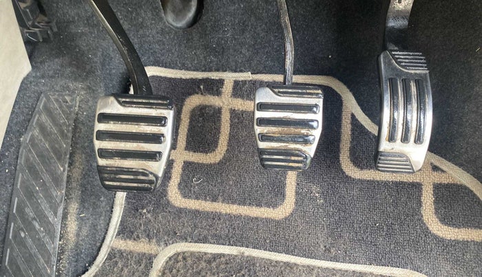 2017 Mahindra XUV500 W10, Diesel, Manual, 28,798 km, Pedals