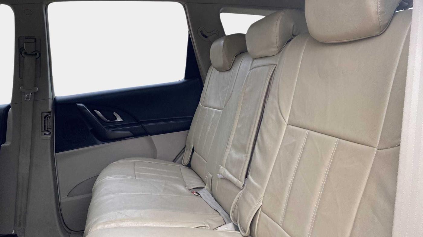 2017 Mahindra XUV500 W10, Diesel, Manual, 28,798 km, Right Side Rear Door Cabin