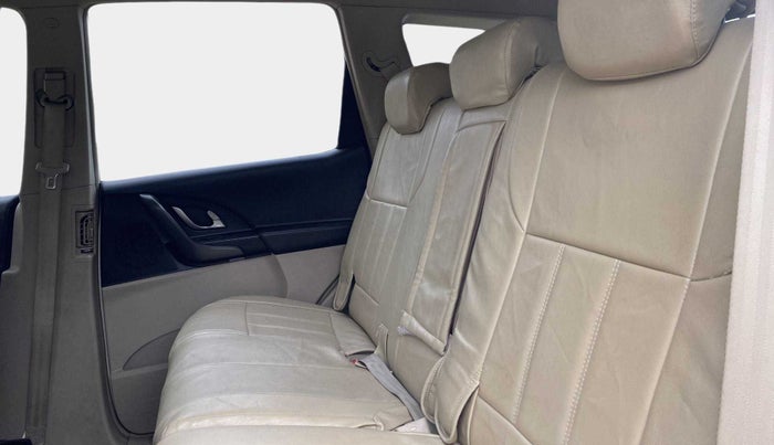 2017 Mahindra XUV500 W10, Diesel, Manual, 28,798 km, Right Side Rear Door Cabin