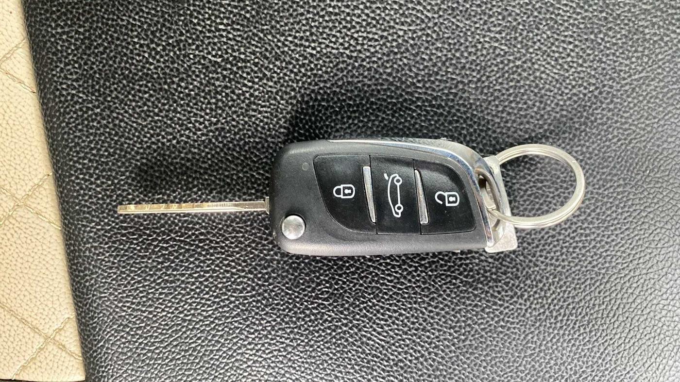 2015 Maruti Swift Dzire VDI ABS, Diesel, Manual, 1,19,047 km, Key Close Up