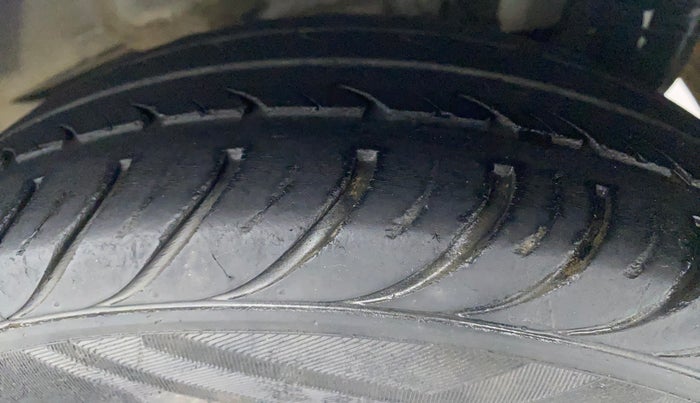2017 Hyundai Eon MAGNA +, Petrol, Manual, 51,292 km, Left Rear Tyre Tread