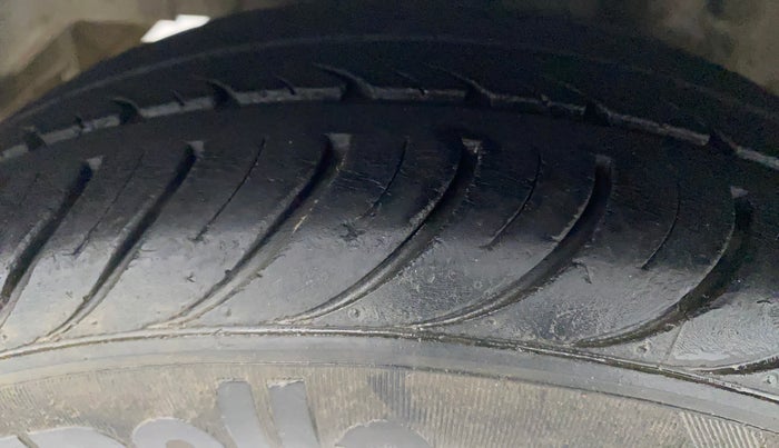 2017 Hyundai Eon MAGNA +, Petrol, Manual, 51,292 km, Right Rear Tyre Tread