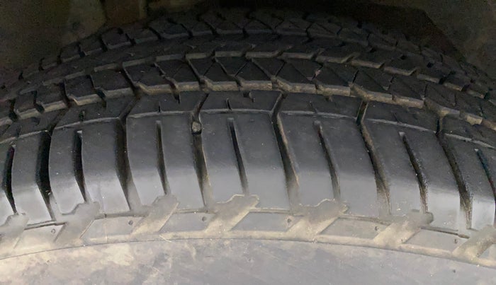 2017 Mahindra XUV500 W10 AT, Diesel, Automatic, 87,979 km, Right Front Tyre Tread