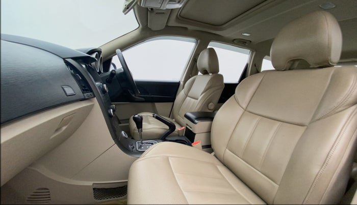 2017 Mahindra XUV500 W10 AT, Diesel, Automatic, 87,979 km, Right Side Front Door Cabin