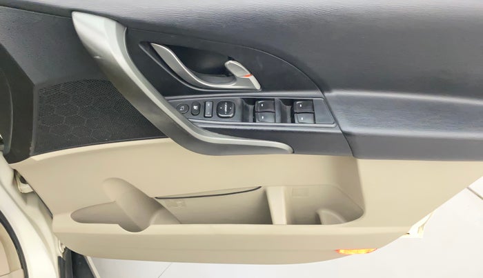 2017 Mahindra XUV500 W10 AT, Diesel, Automatic, 87,979 km, Driver Side Door Panels Control