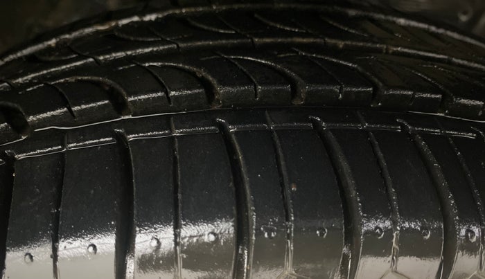 2013 Toyota Etios GD, Diesel, Manual, 34,119 km, Right Front Tyre Tread