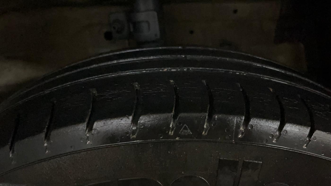 2015 Maruti Swift Dzire VXI, CNG, Manual, 1,05,981 km, Right Front Tyre Tread