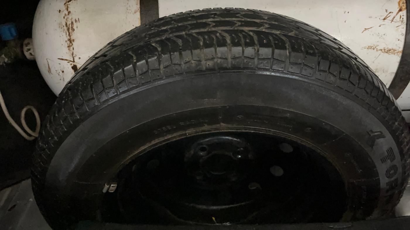 2015 Maruti Swift Dzire VXI, CNG, Manual, 1,05,981 km, Spare Tyre