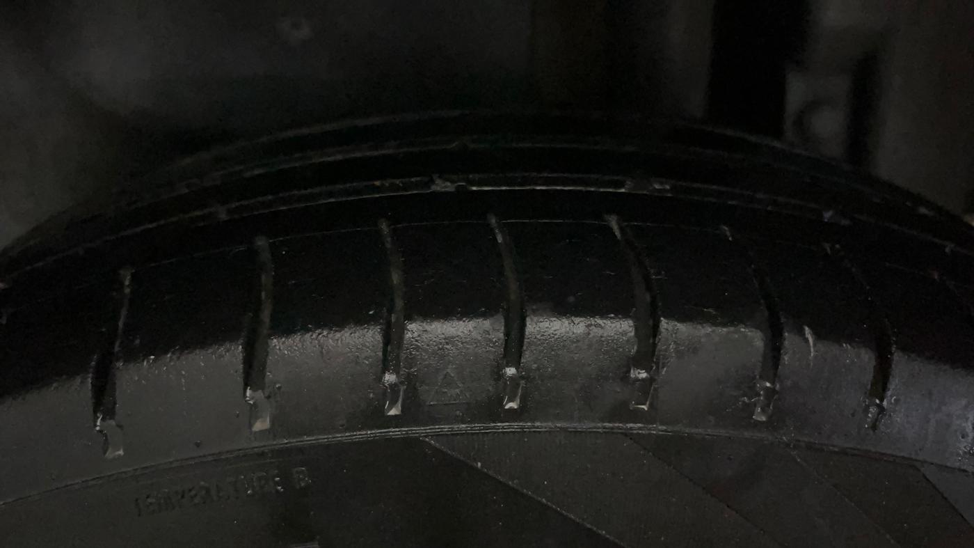 2015 Maruti Swift Dzire VXI, CNG, Manual, 1,05,981 km, Left Rear Tyre Tread