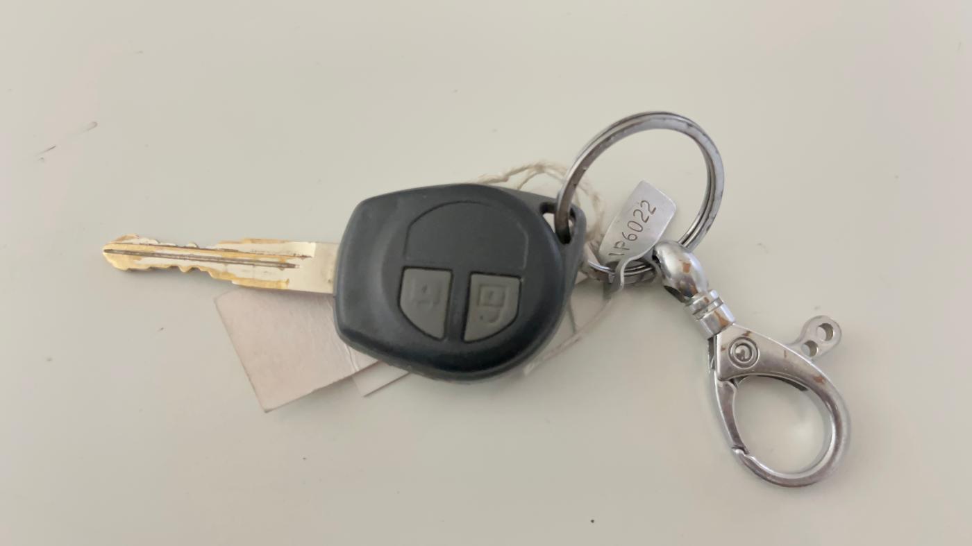2015 Maruti Swift Dzire VXI, CNG, Manual, 1,05,981 km, Key Close Up