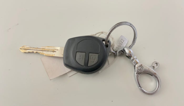 2015 Maruti Swift Dzire VXI, CNG, Manual, 1,04,551 km, Key Close Up