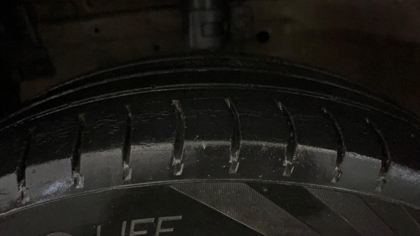 2015 Maruti Swift Dzire VXI, CNG, Manual, 1,05,981 km, Left Front Tyre Tread