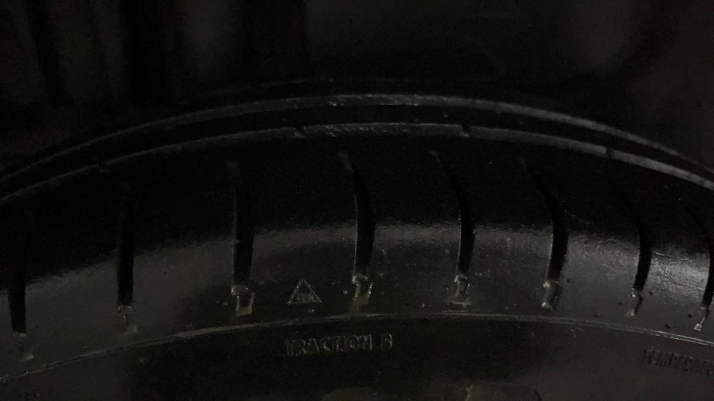 2015 Maruti Swift Dzire VXI, CNG, Manual, 1,05,981 km, Right Rear Tyre Tread