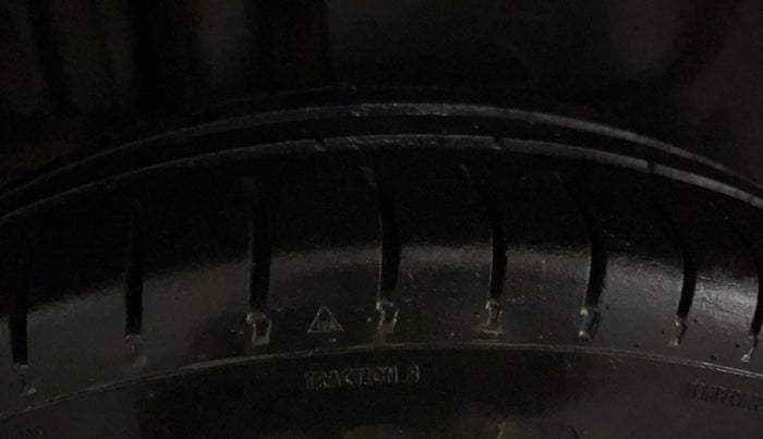 2015 Maruti Swift Dzire VXI, CNG, Manual, 1,04,551 km, Right Rear Tyre Tread