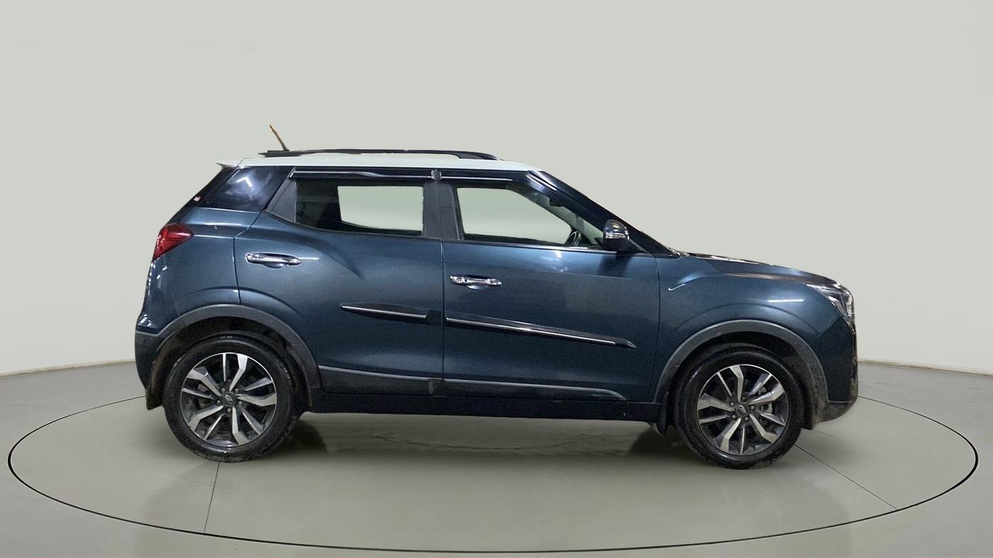 2021 Mahindra XUV300 W8 (O) 1.2 PETROL AMT DUAL TONE, Petrol, Automatic, 20,795 km, Right Side View