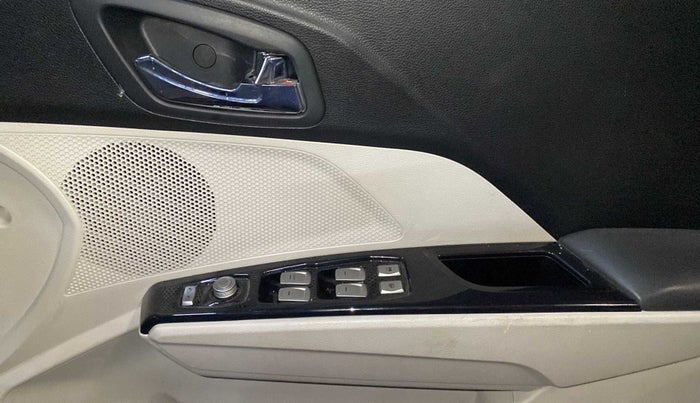 2021 Mahindra XUV300 W8 (O) 1.2 PETROL AMT DUAL TONE, Petrol, Automatic, 20,795 km, Driver Side Door Panels Control
