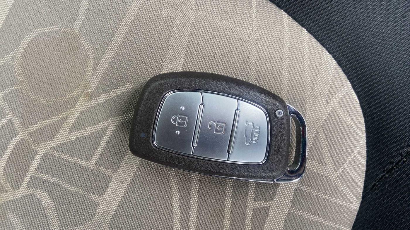 2016 Hyundai Grand i10 ASTA (O) AT 1.2 KAPPA VTVT, Petrol, Automatic, 88,119 km, Key Close Up