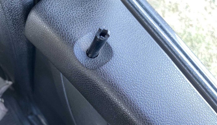 2018 Renault Kwid RXT 1.0 AMT (O), Petrol, Automatic, 64,715 km, Lock system - Door lock knob has minor damage