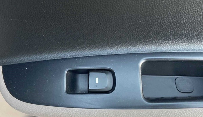 2017 Hyundai Grand i10 SPORTZ 1.2 KAPPA VTVT, Petrol, Manual, 44,898 km, Right rear window switch / handle - Switch/handle not functional