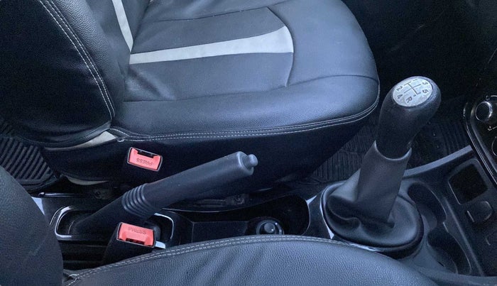 2013 Renault Duster RXL PETROL, Petrol, Manual, 35,002 km, Gear Lever