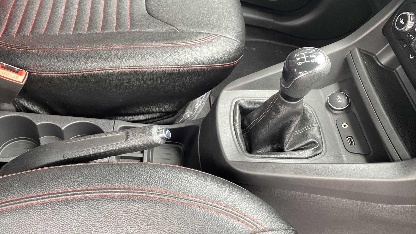 2019 Ford New Figo TITANIUM 1.2 PETROL MT, Petrol, Manual, 7,413 km, Gear Lever