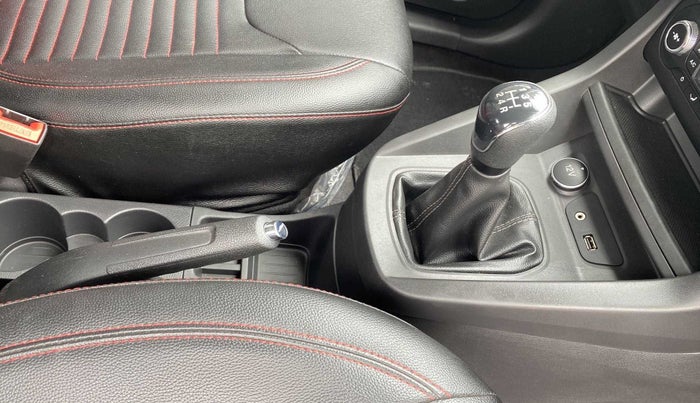 2019 Ford New Figo TITANIUM 1.2 PETROL MT, Petrol, Manual, 7,413 km, Gear Lever
