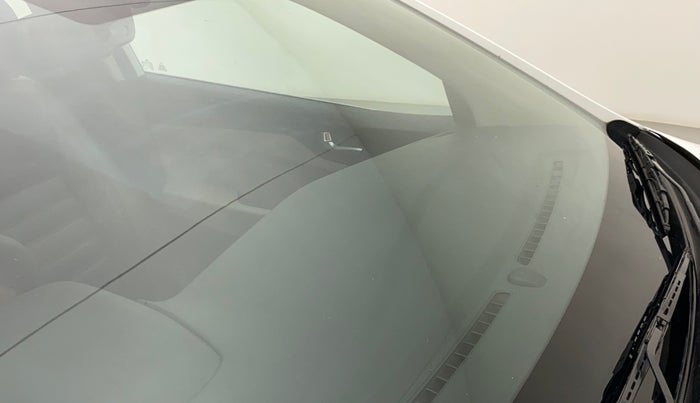 2017 Hyundai Verna 1.6 CRDI SX, Diesel, Manual, 82,405 km, Front windshield - Minor spot on windshield