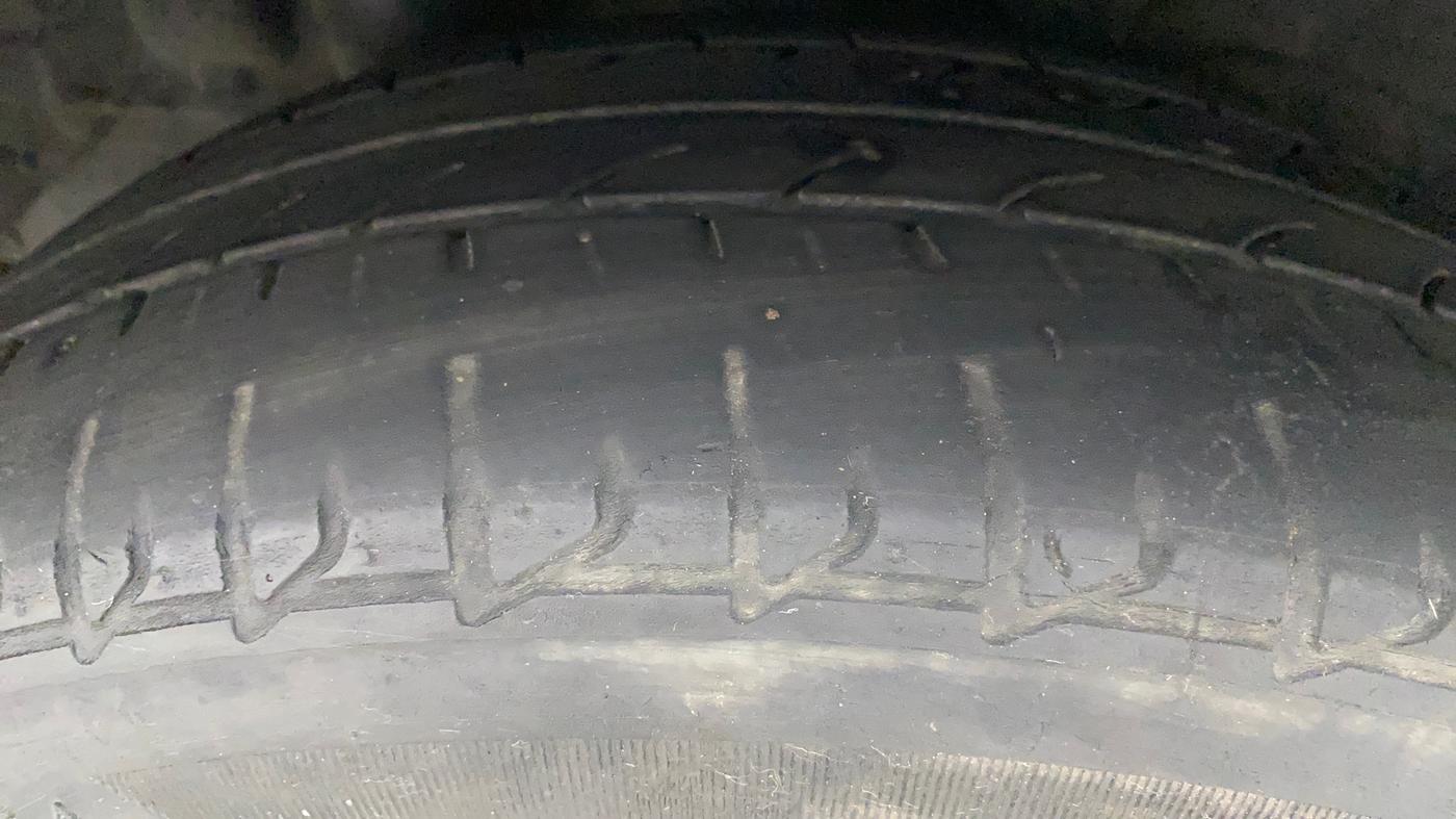 2017 Hyundai Verna 1.6 CRDI SX, Diesel, Manual, 82,405 km, Right Rear Tyre Tread