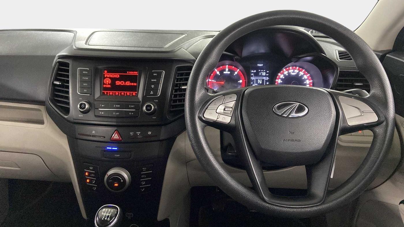 2022 Mahindra XUV300 W6 1.5 DIESEL, Diesel, Manual, 30,915 km, Steering Wheel Close Up