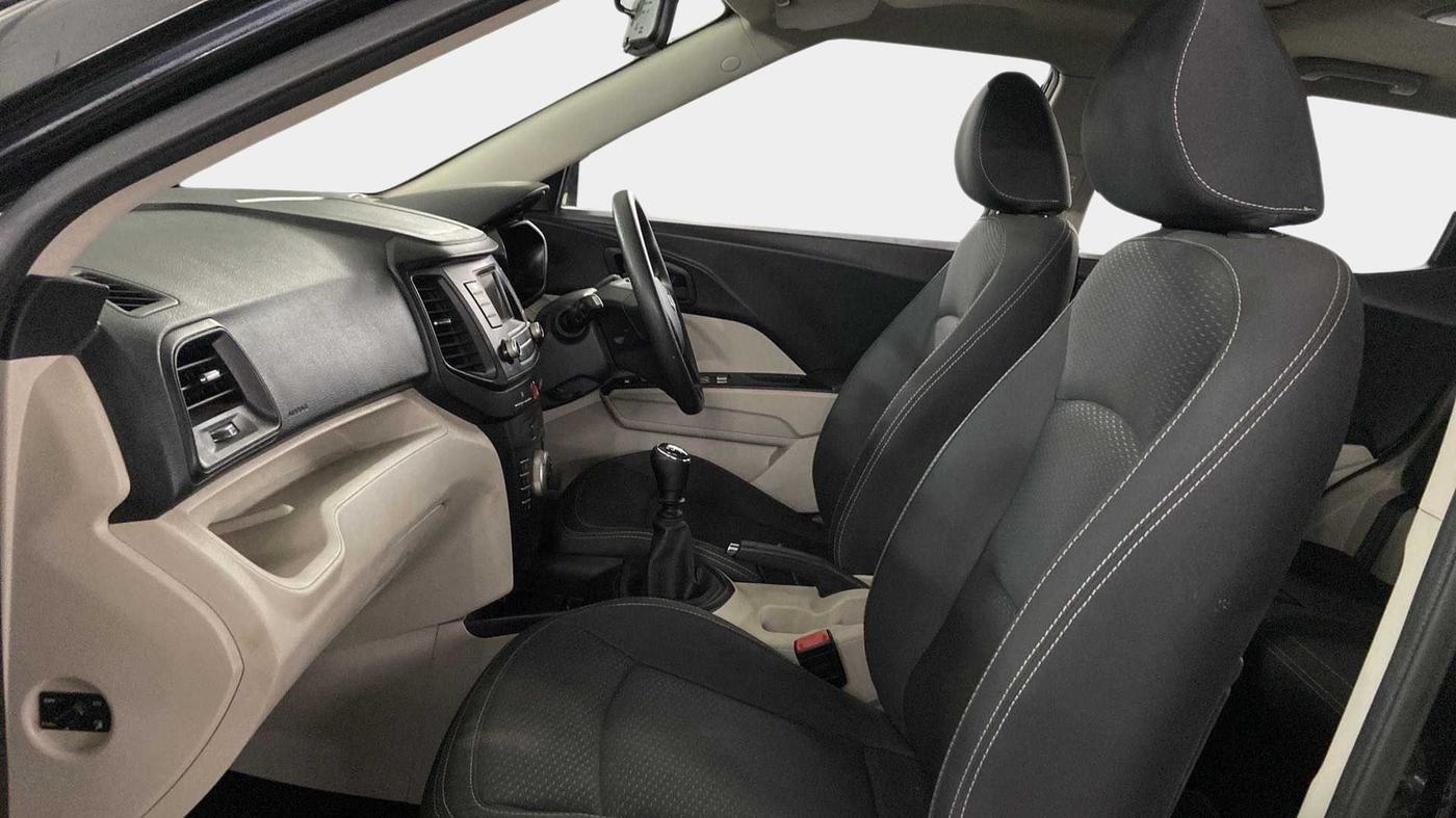 2022 Mahindra XUV300 W6 1.5 DIESEL, Diesel, Manual, 30,915 km, Right Side Front Door Cabin