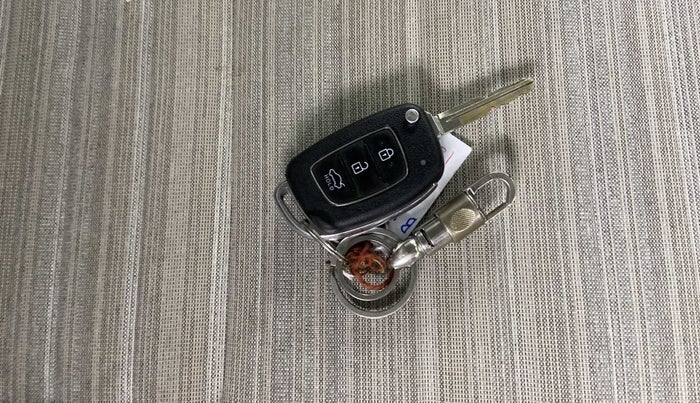 2022 Hyundai AURA S 1.2 CNG, CNG, Manual, 11,402 km, Key Close Up