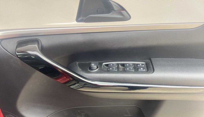 2022 Mahindra XUV700 AX 5 P MT 7 STR, Petrol, Manual, 30,799 km, Driver Side Door Panels Control