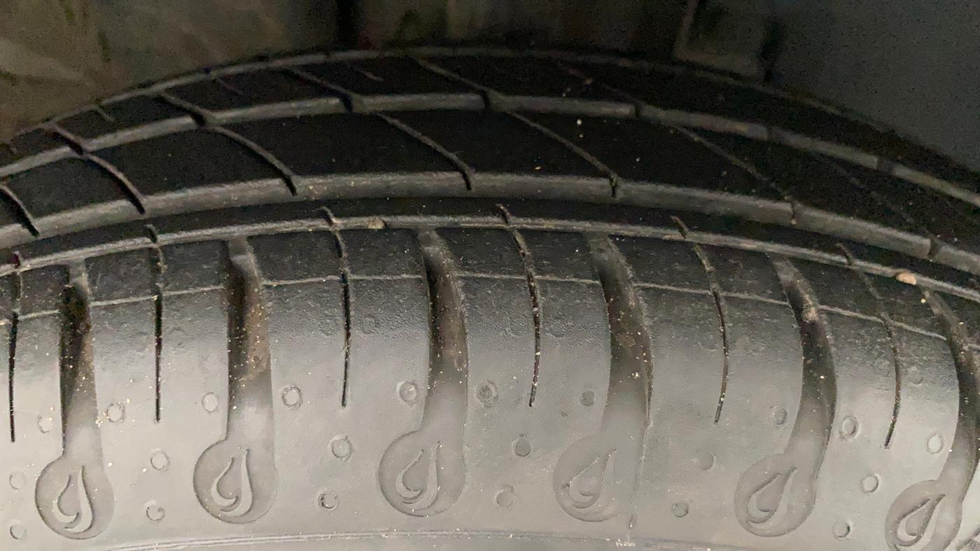2021 Renault Kwid RXT 1.0 AMT (O), Petrol, Automatic, 2,406 km, Right Front Tyre Tread