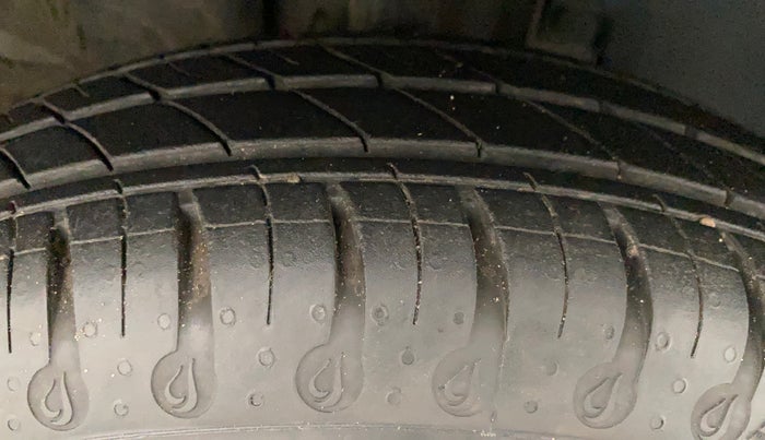 2021 Renault Kwid RXT 1.0 AMT (O), Petrol, Automatic, 2,406 km, Right Front Tyre Tread