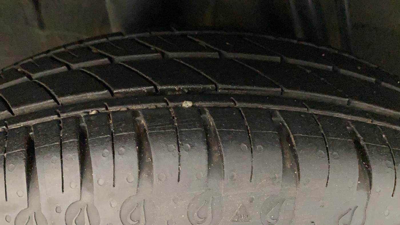 2021 Renault Kwid RXT 1.0 AMT (O), Petrol, Automatic, 2,406 km, Right Rear Tyre Tread