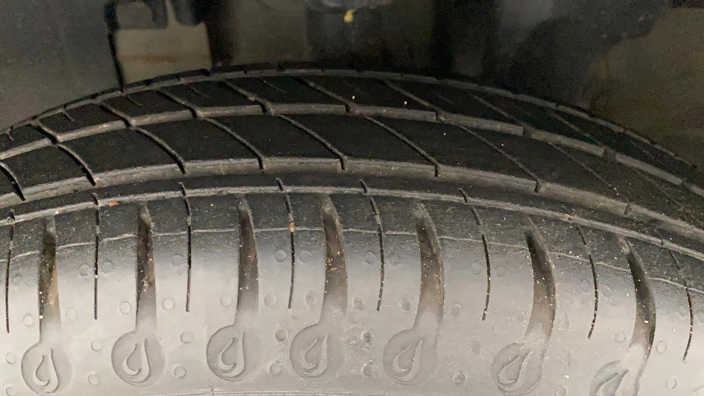 2021 Renault Kwid RXT 1.0 AMT (O), Petrol, Automatic, 2,406 km, Left Front Tyre Tread