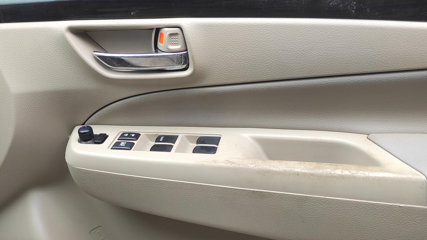 2016 Maruti Ciaz ZDI+ SHVS, Diesel, Manual, 94,725 km, Driver Side Door Panels Control